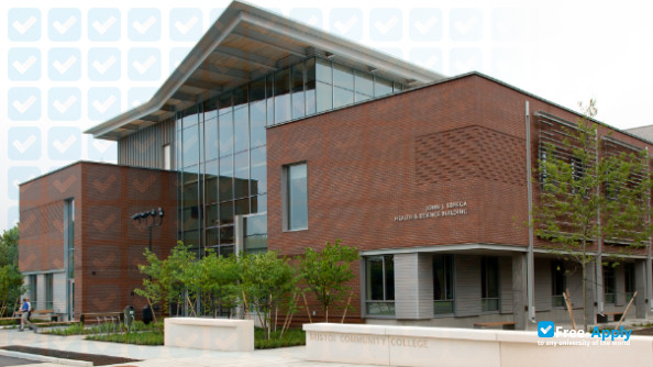 Foto de la Bristol Community College #5