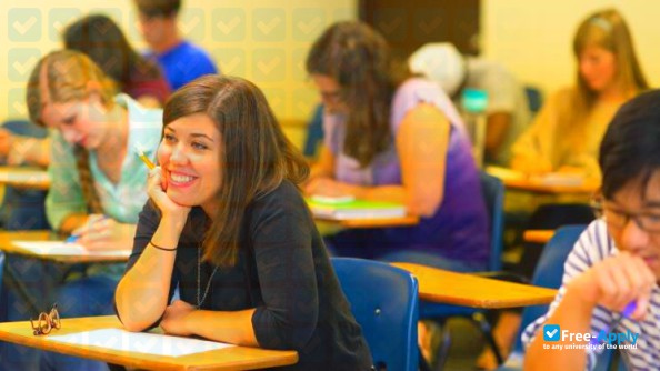 Foto de la Columbia International University #7