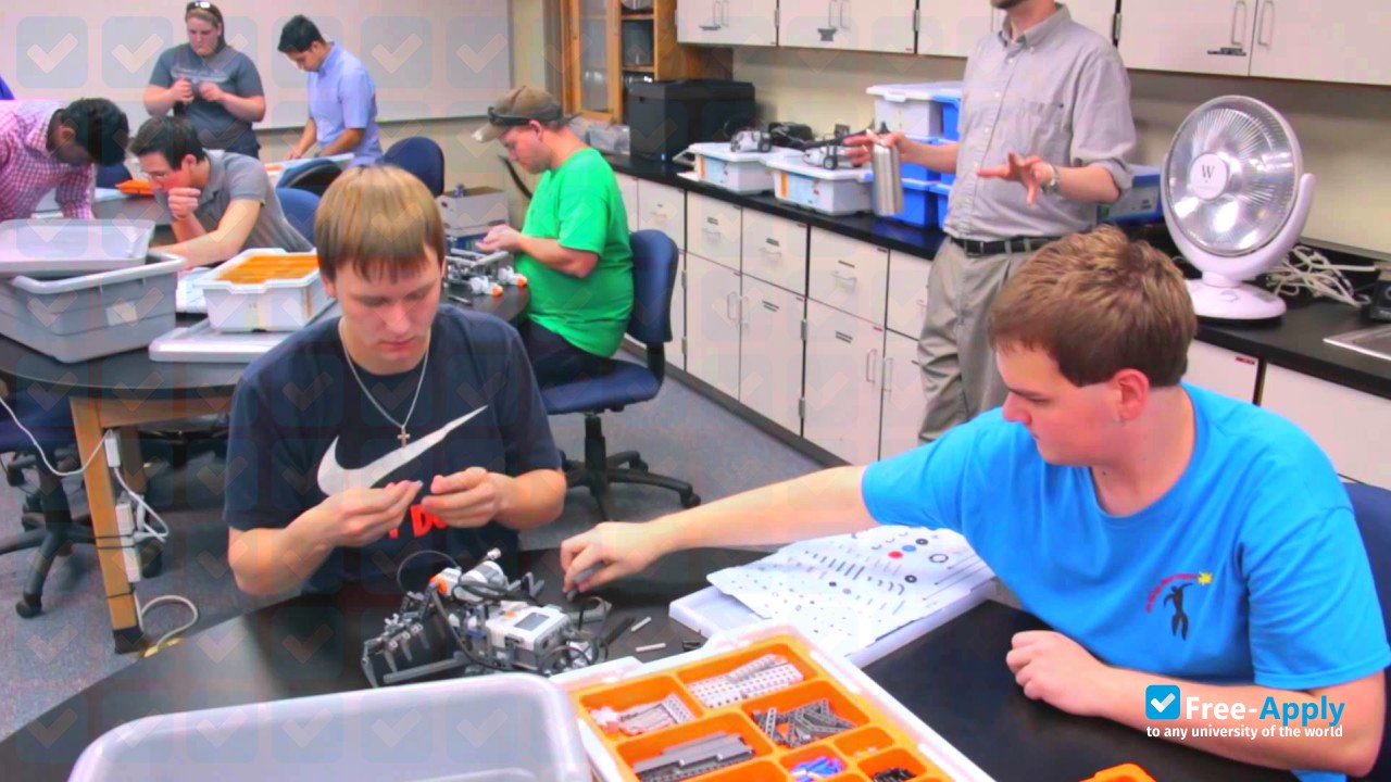 Lee College photo #2