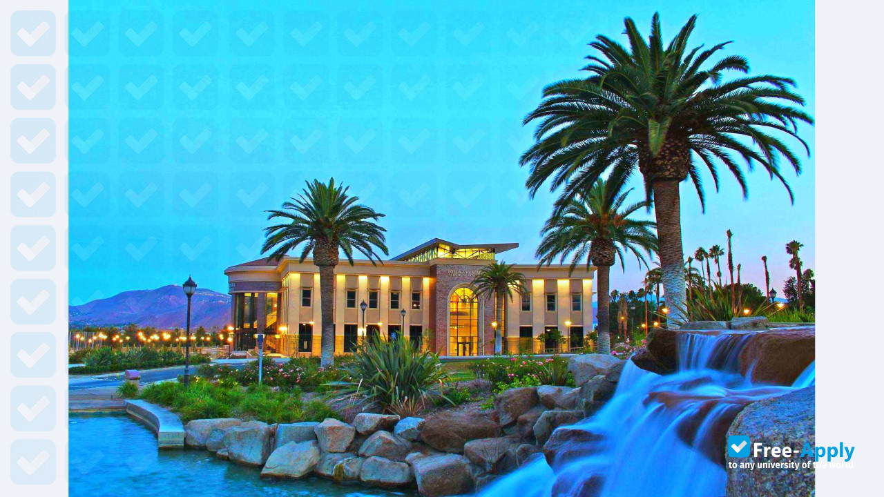 La Sierra University фотография №3
