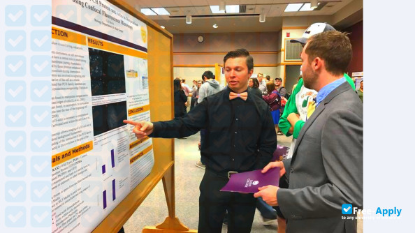 Foto de la Loras College #11