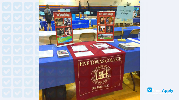 Foto de la Five Towns College #4
