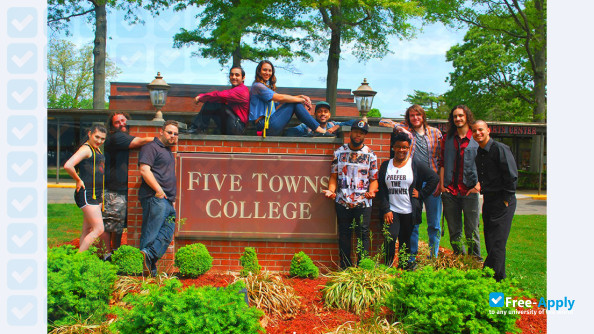 Foto de la Five Towns College #6