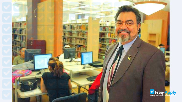 Foto de la National Hispanic University #4