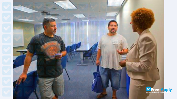 Foto de la National Hispanic University #9