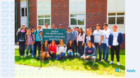 Foto de la Pine Manor College #1