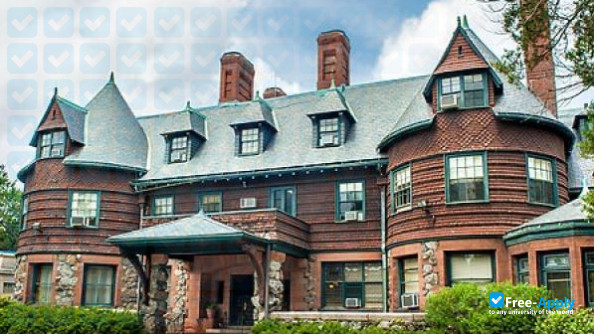 Foto de la Pine Manor College #10