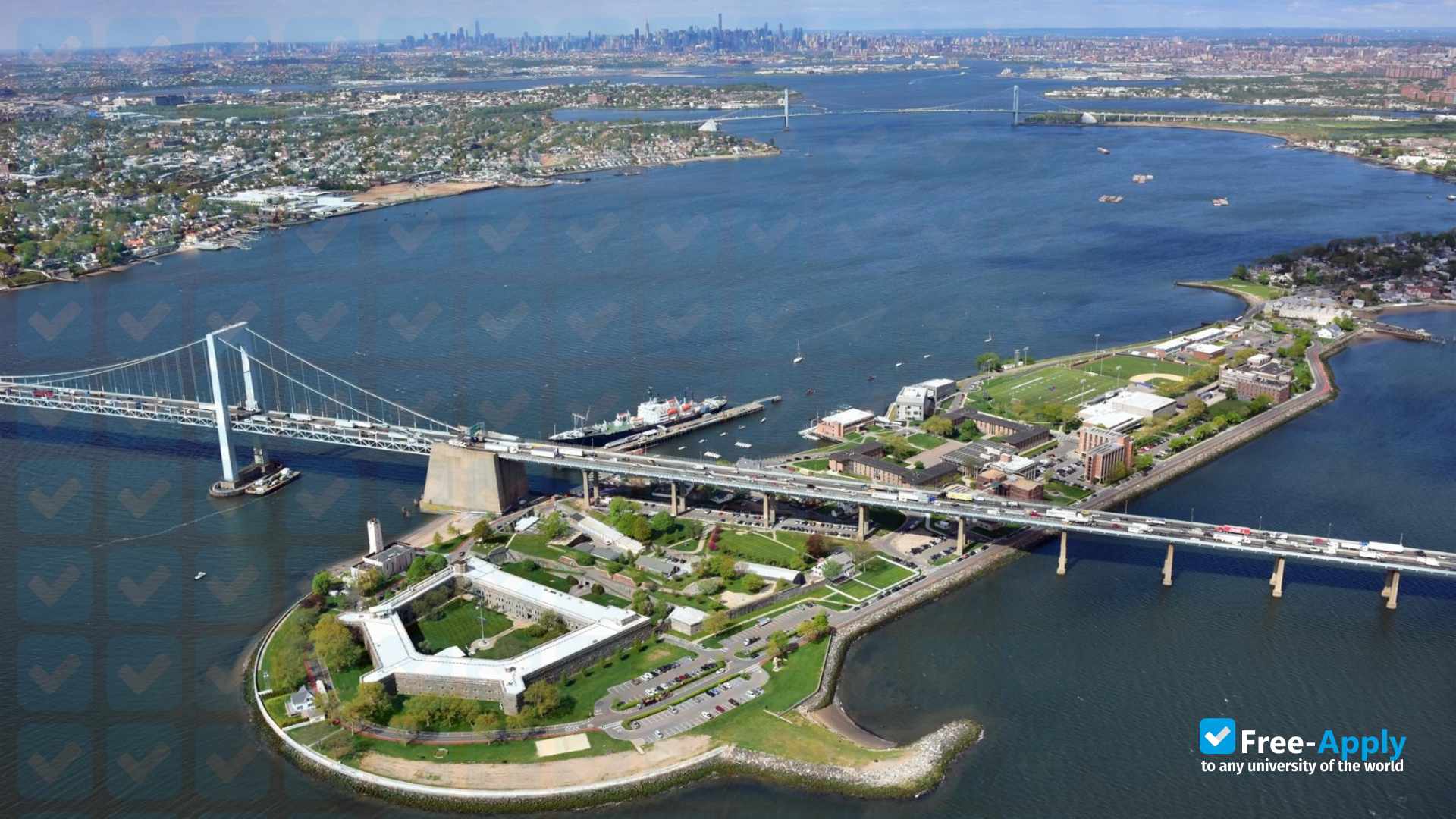 Foto de la SUNY Maritime College #5