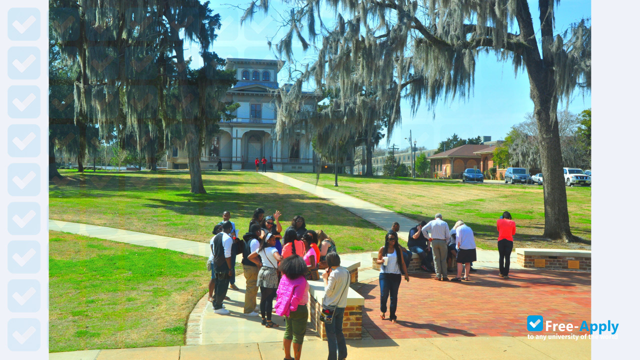 Tougaloo College photo #7