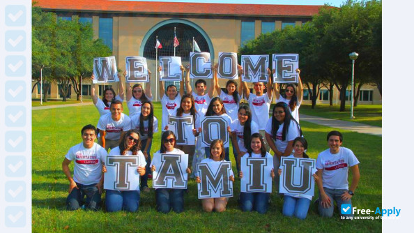 Foto de la Texas A&M International University #11