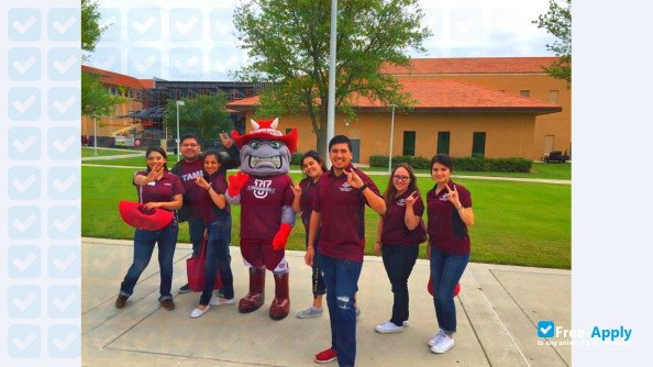 Foto de la Texas A&M International University #15