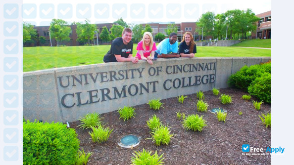 Foto de la University of Cincinnati-Clermont College #11
