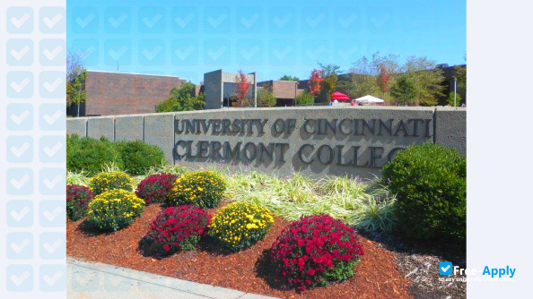 Foto de la University of Cincinnati-Clermont College #8