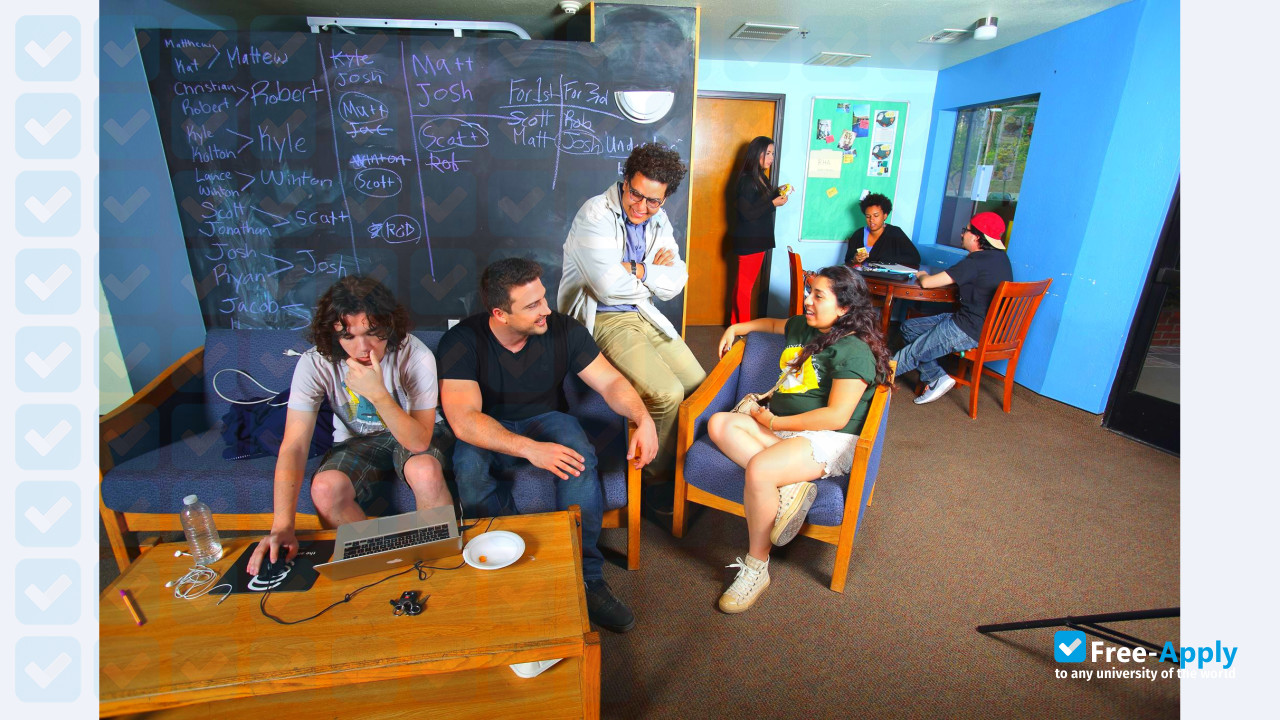 Woodbury University photo #4