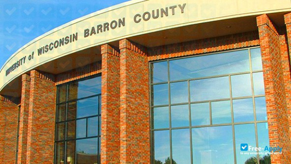 Foto de la University of Wisconsin College Barron County #3