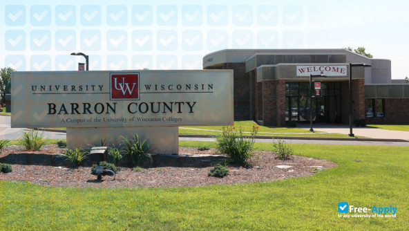 Foto de la University of Wisconsin College Barron County #6