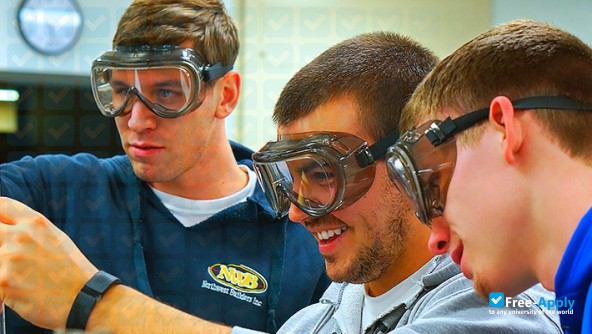 Foto de la University of Wisconsin College Barron County #12