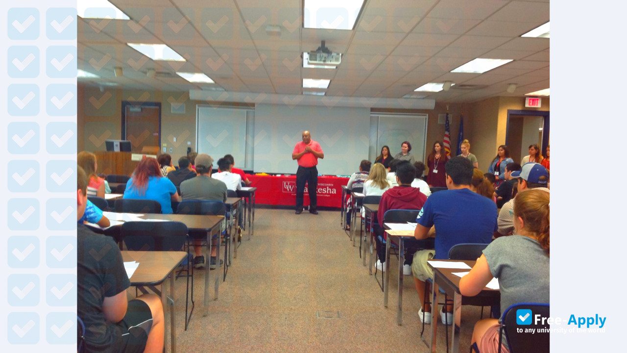 University of Wisconsin College Waukesha photo #10